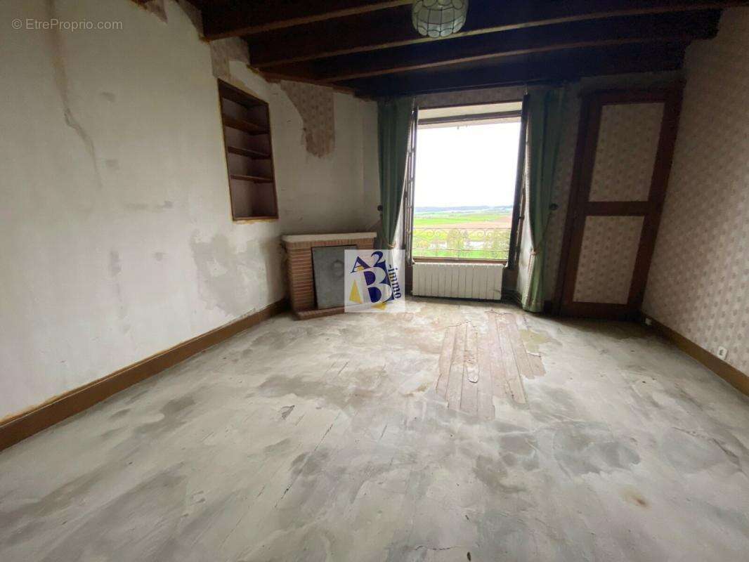 Maison à VILLEBOIS-LAVALETTE