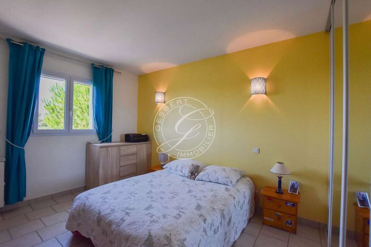 A vendre flayosc - maison a pied au village 3 chambres avec piscine et garage au calme absolu - photo 17