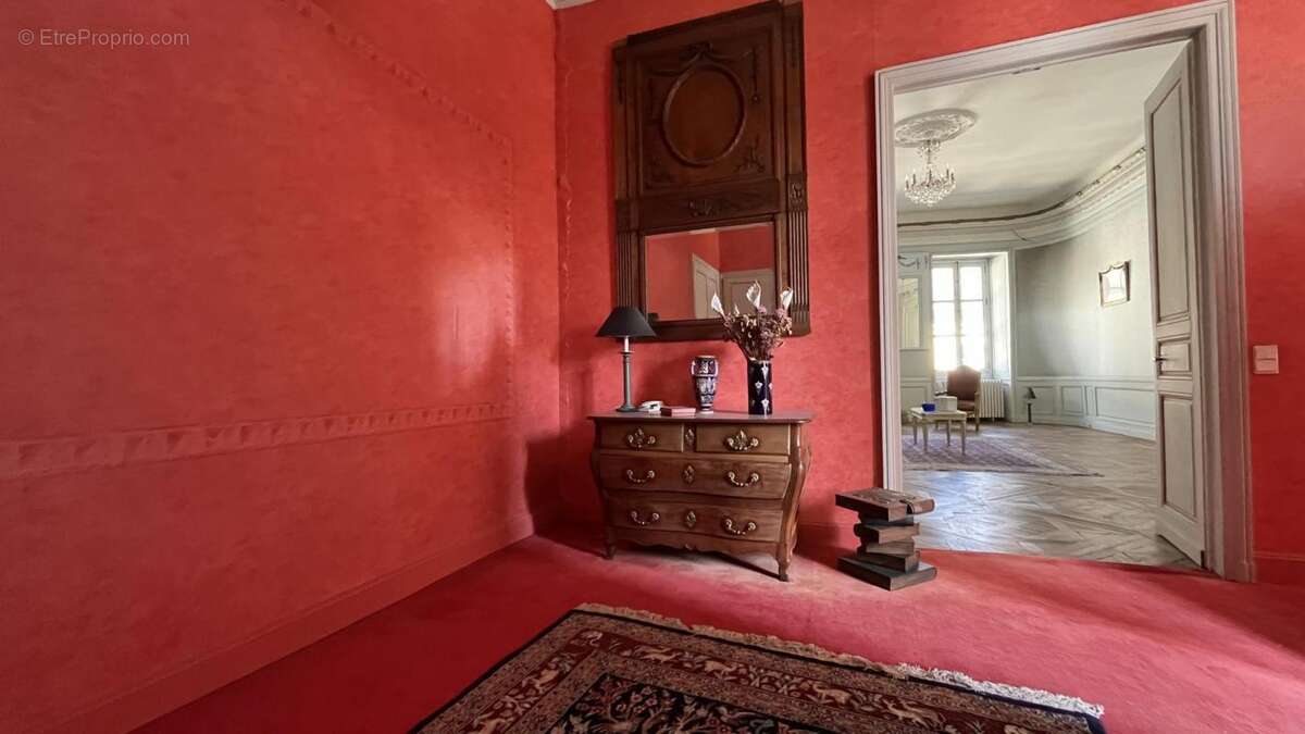 Hôtel particulier du 18ème siècle ouvrant sur cour fermée - photo 11