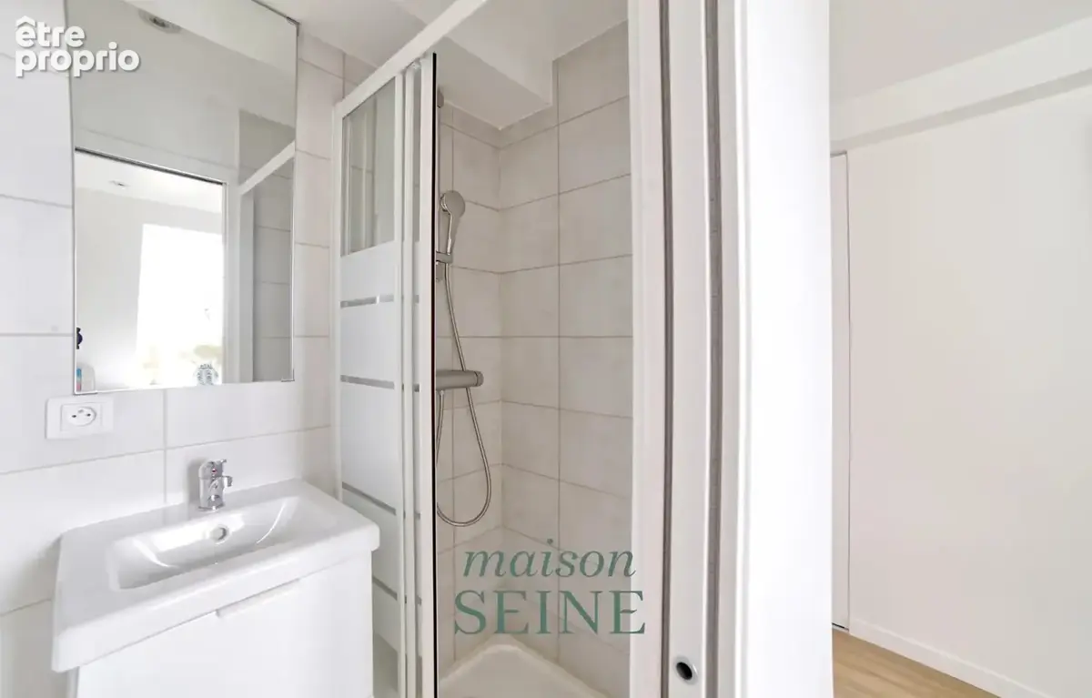Exclusivité - Neuilly Mairie - Dernier étage - Appartement duplex deux chambres en parfait état - Vue dégagée - photo 13