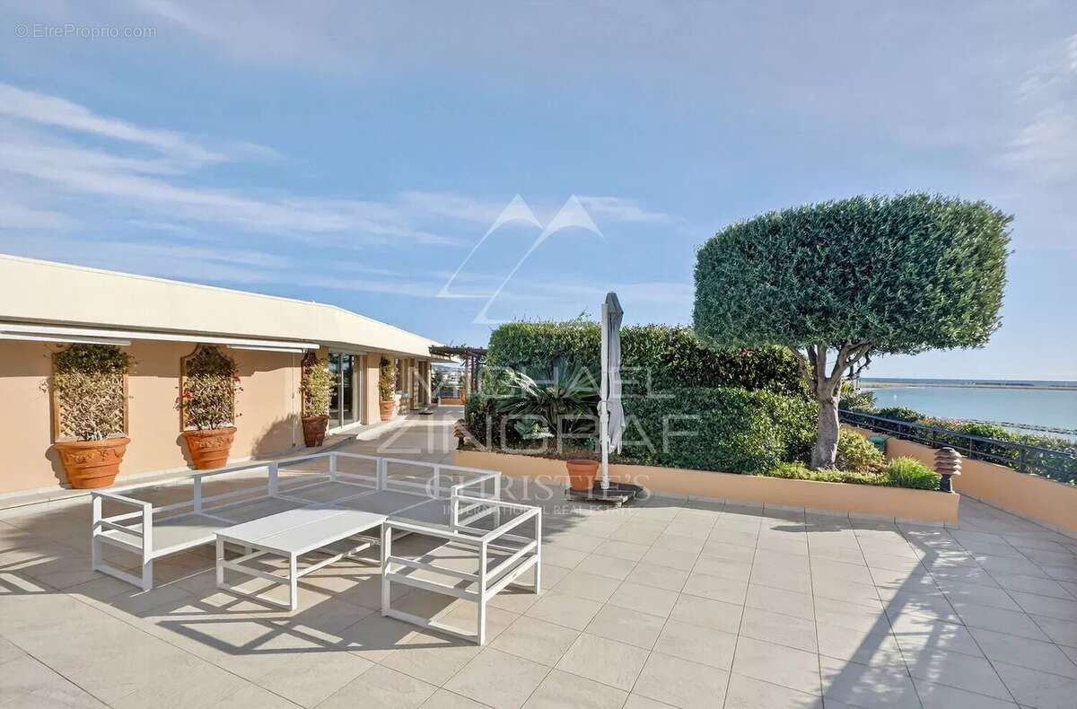 Appartement à SAINT-LAURENT-DU-VAR