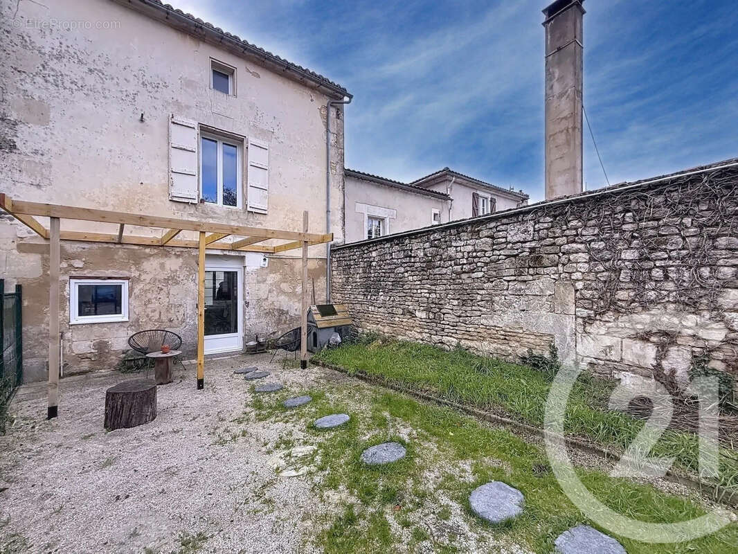 Maison à HIERSAC