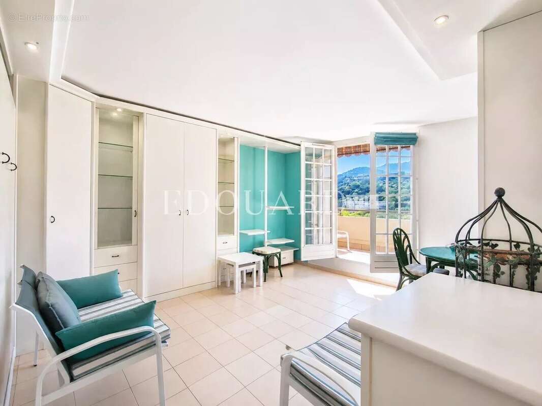 Dans le quartier du Riviera, à vendre grand studio en dernier étage avec terrasse, cave et garage - photo 4