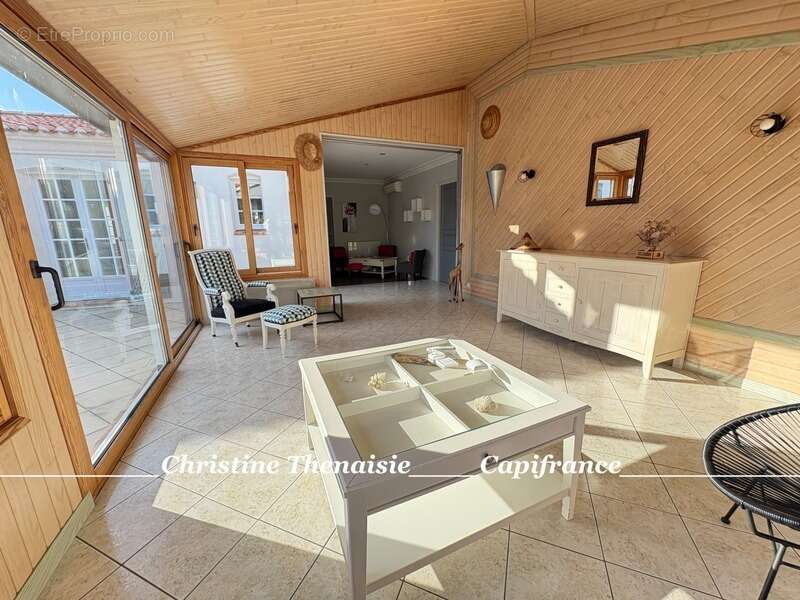 Maison à vendre 5 pièces - Plain-Pied - 3 chambres - 2 salles d'eau - 3 wc - Piscine couverte - 2 garages SAINT HILAIRE DE RIEZ  - photo 14