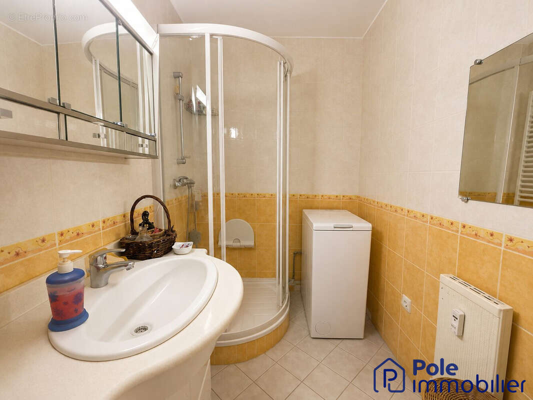CAEN RIVE DROITE APPARTEMENT 5 EME ETAGE AVEC ASCENSEUR- SALLE DE DOUCHE  - Appartement à CAEN