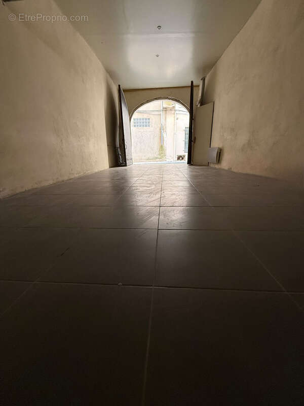 Garage de 45m2 avec kitchenette , et espace sanitaire , proche centre- ville - photo 6