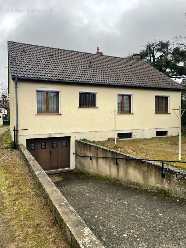 Maison à SAINT-DENIS-DE-L&#039;HOTEL