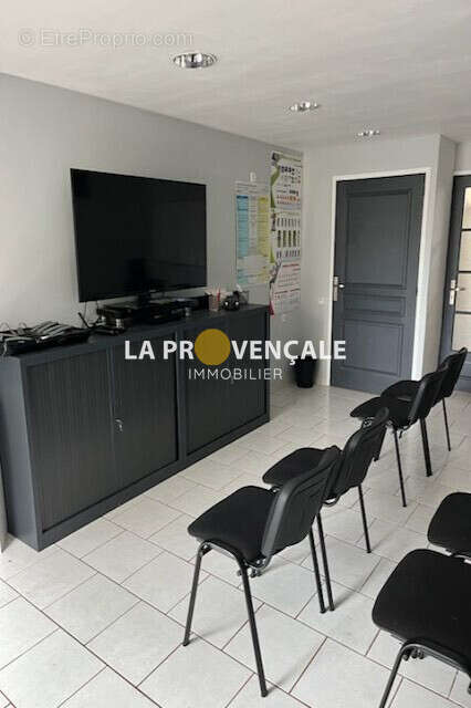Commerce 27 m² à Trets  - photo 2