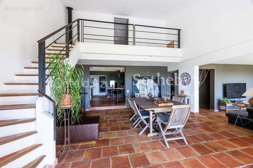 Maison à CHATEAUNEUF-GRASSE