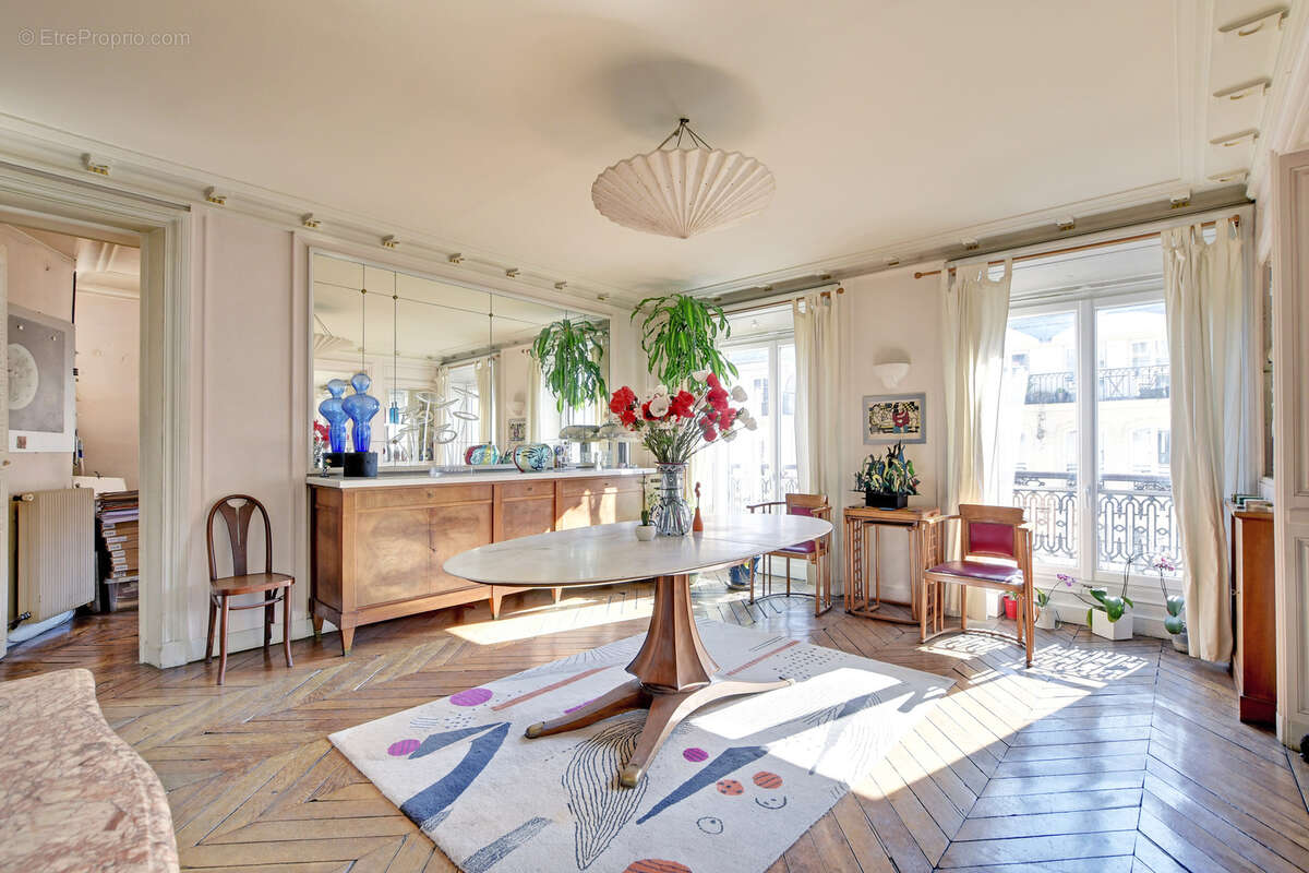Appartement à PARIS-1E