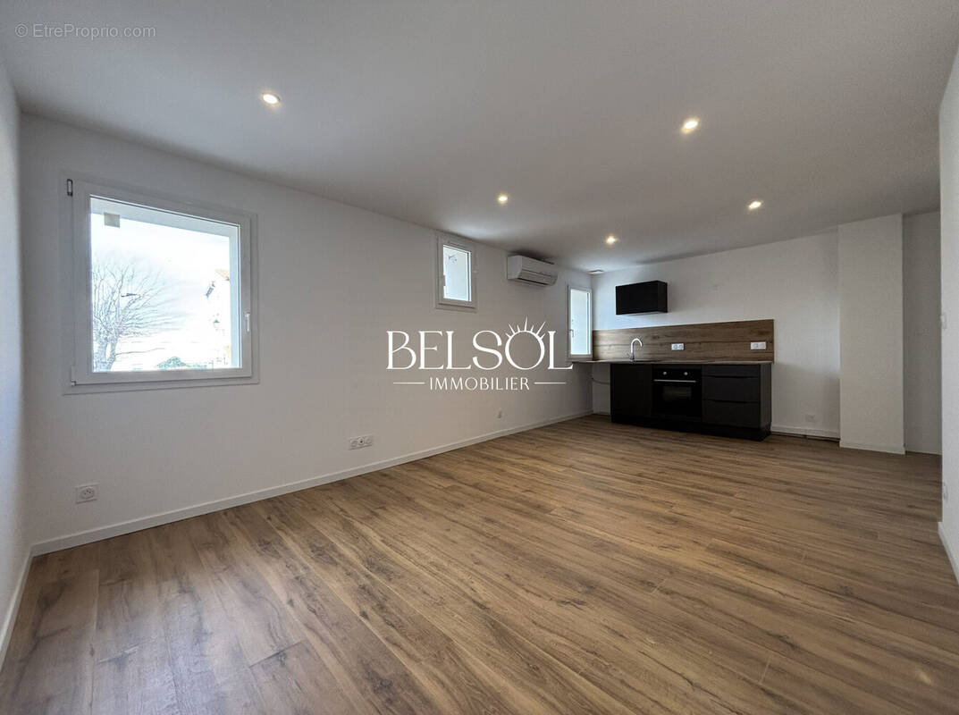 Salon - Cuisine - Appartement à VILLENEUVE-DE-LA-RAHO