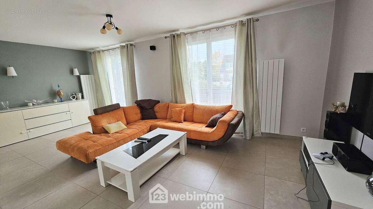 Un séjour de 39 m² avec un insert cheminée. - Maison à MILLY-LA-FORET