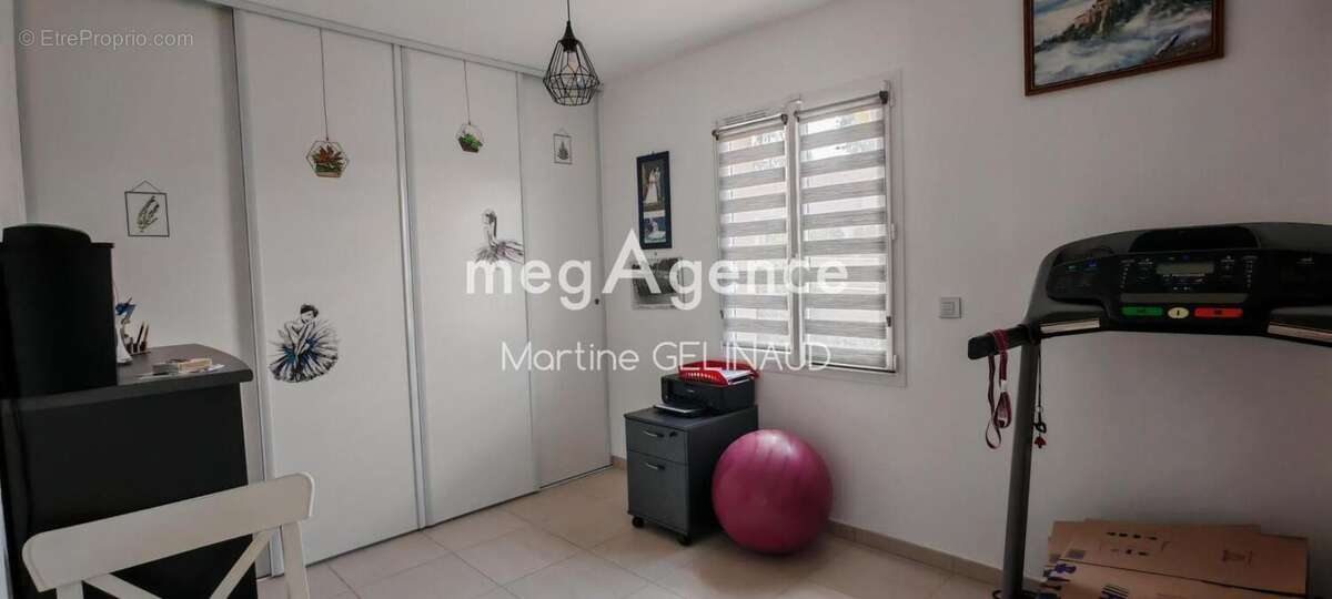Maison 100 m² à Saint-Georges-Des-Coteaux  - photo 12