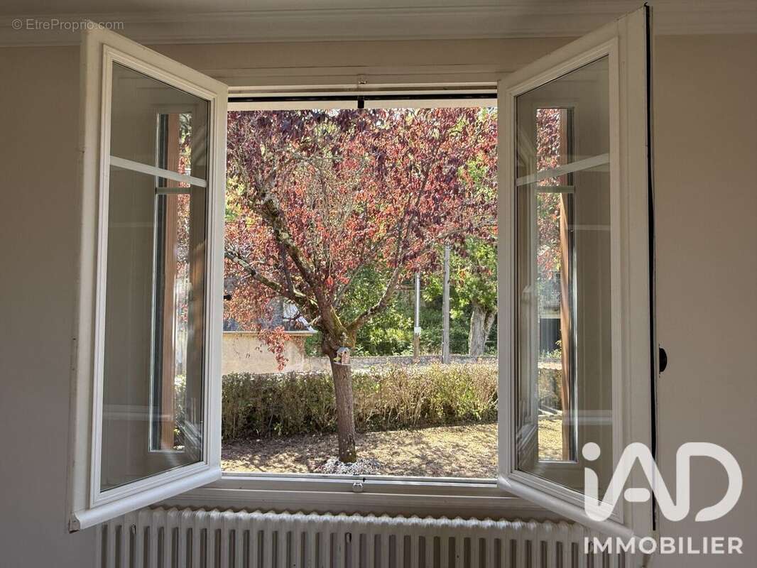 Maison 95 m² à Saint-Amand-Montrond  - photo 7