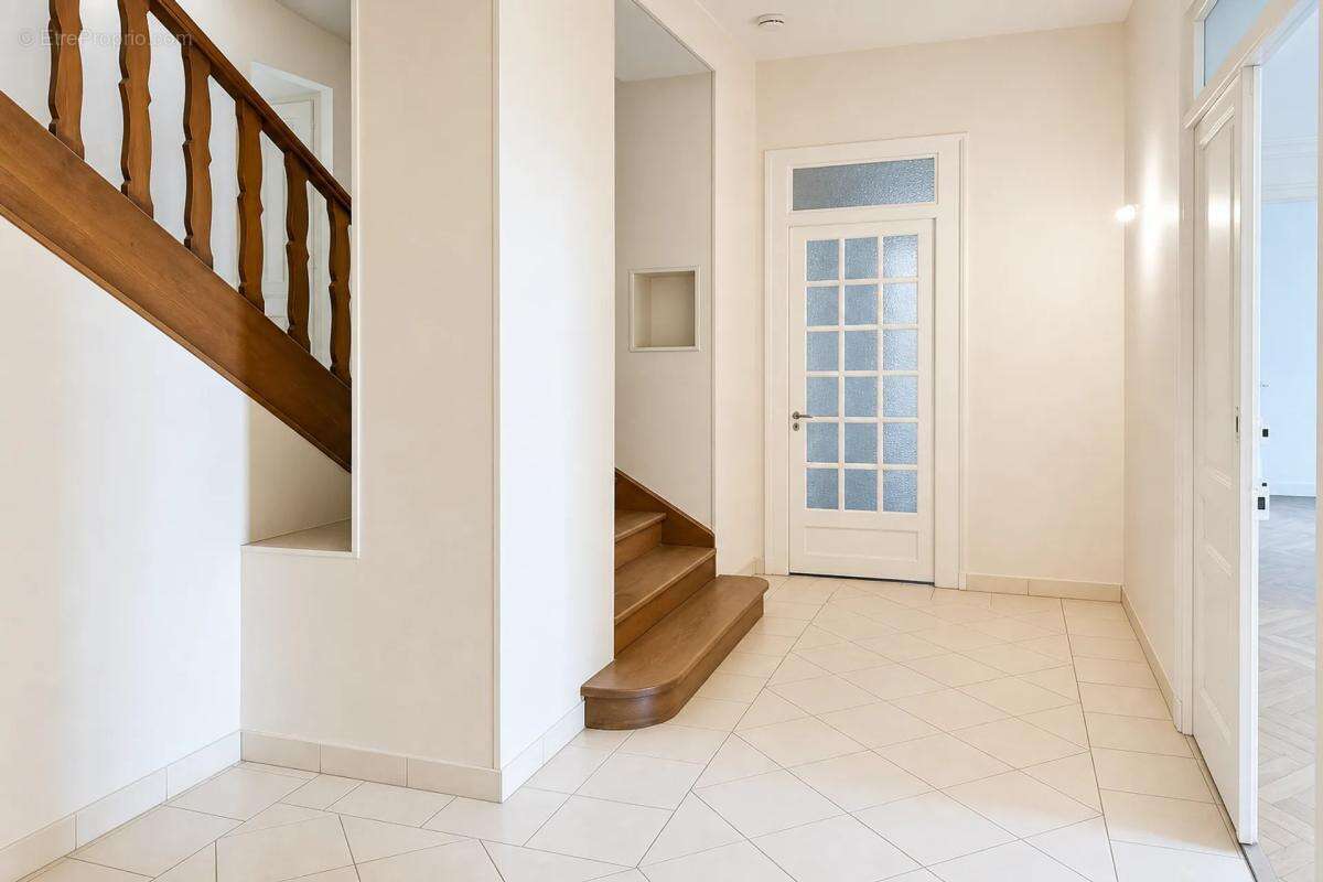 Château de 316 m² à Seyssel, charme d'époque - photo 11