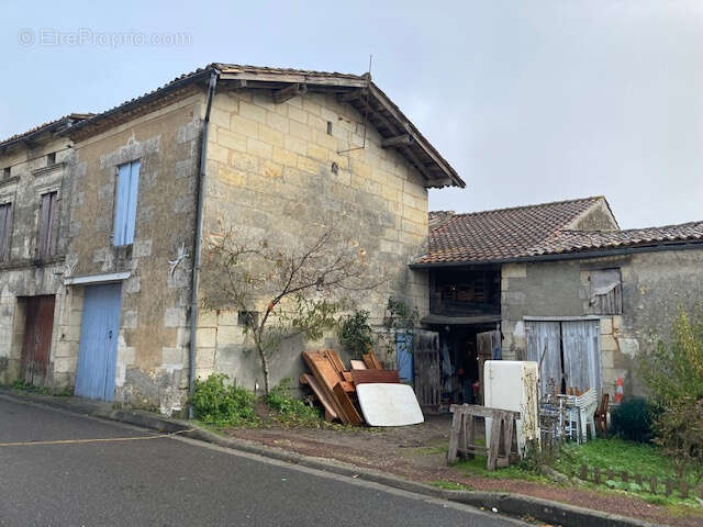 Maison à MONTLIEU-LA-GARDE