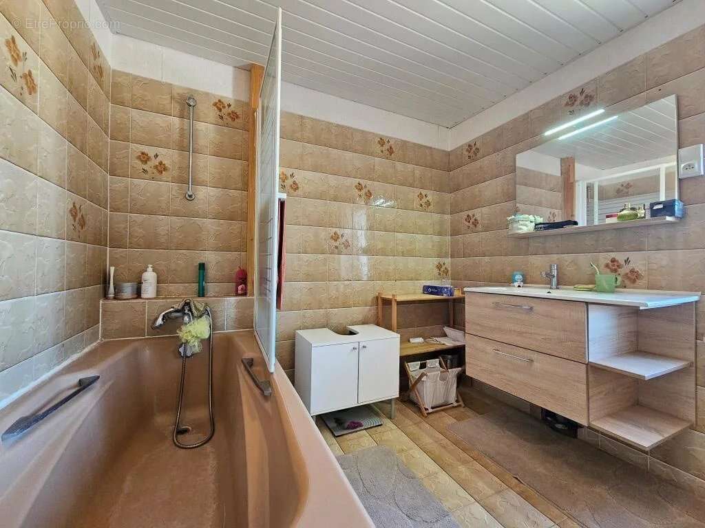 Maison à SAINT-YZAN-DE-SOUDIAC