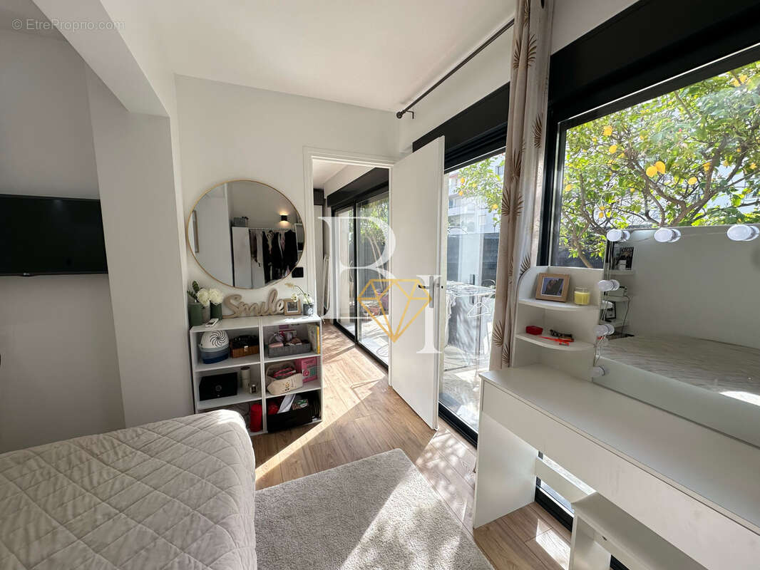 Appartement à SAINT-LAURENT-DU-VAR