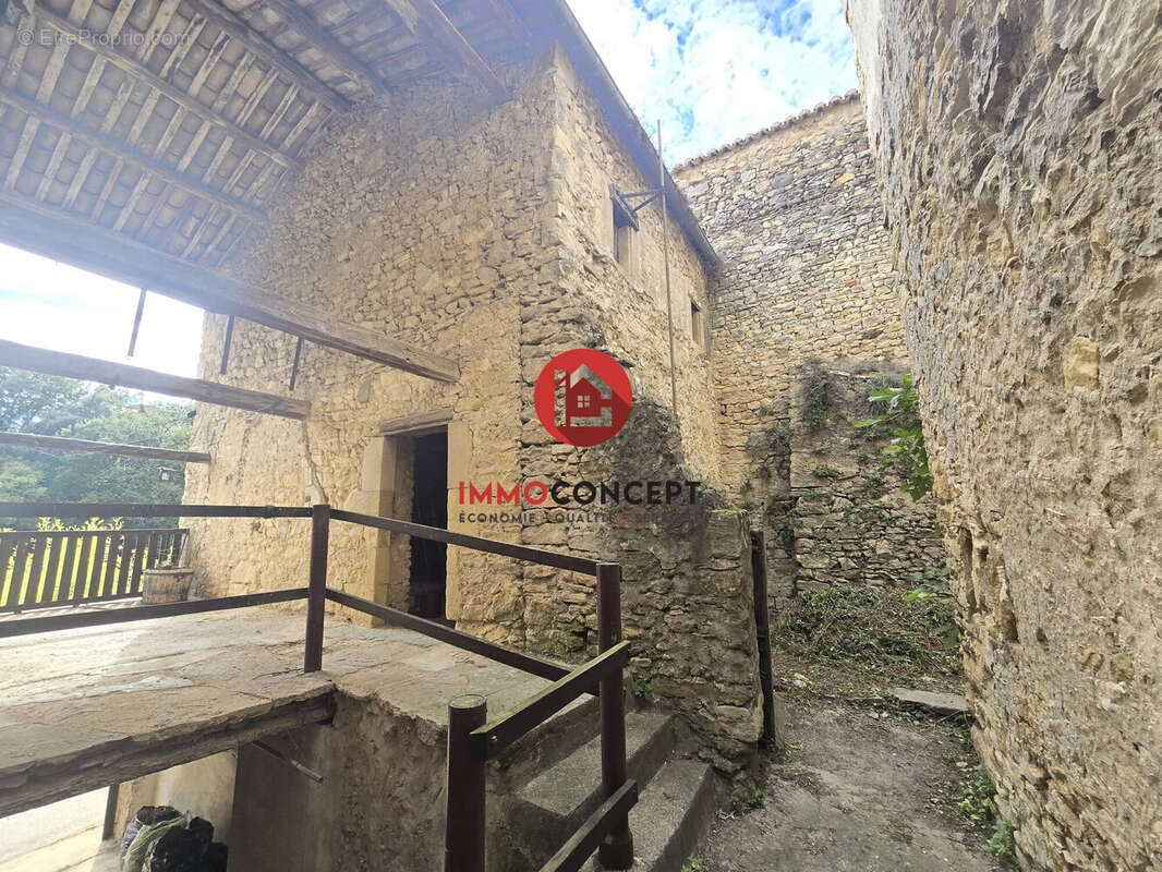 Maison à SAINT-MARCEL-DE-CAREIRET