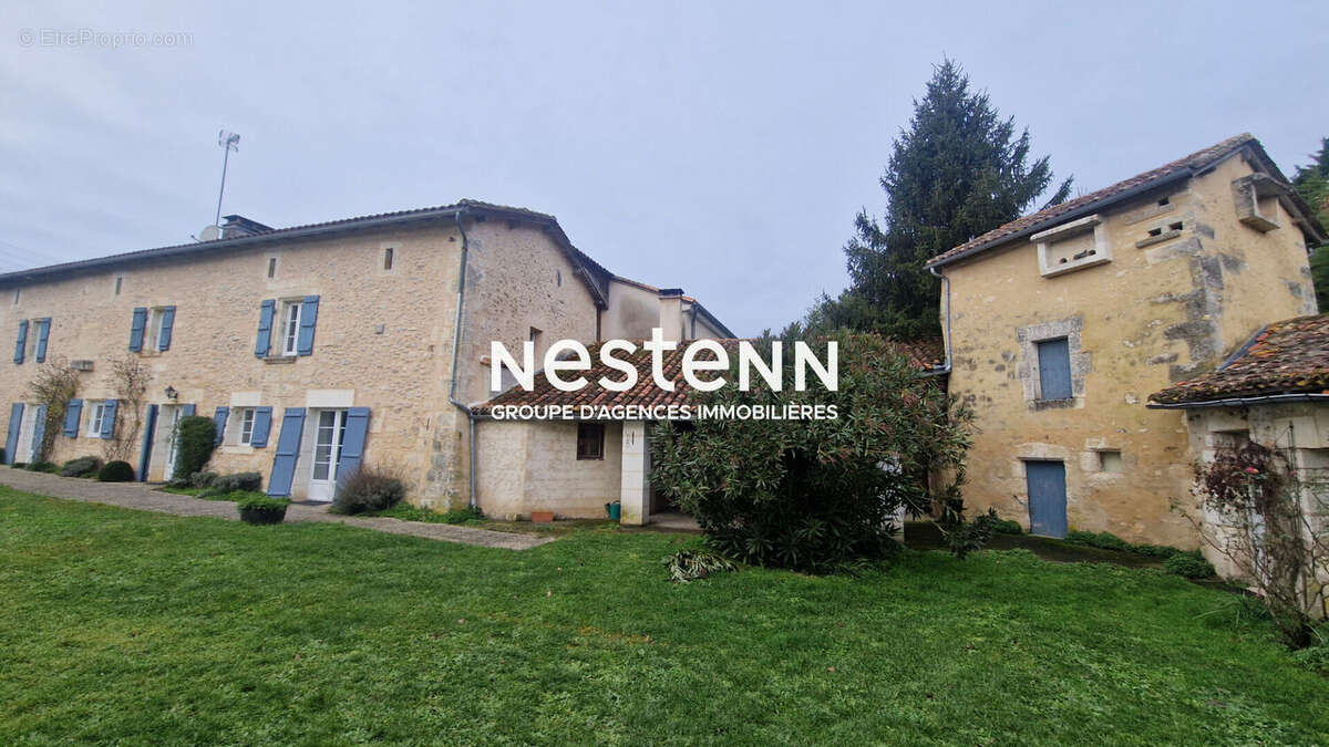 Maison à LA ROCHEBEAUCOURT-ET-ARGENTINE