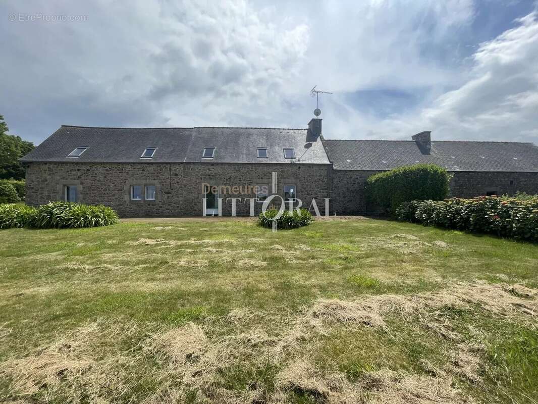 Maison à PLOUGRESCANT