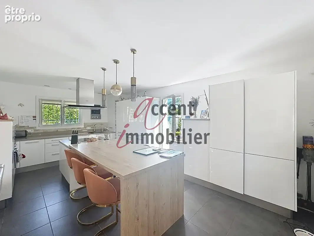 Mollégès, magnifique villa de plain pied avec piscine chauffée et garage - photo 8