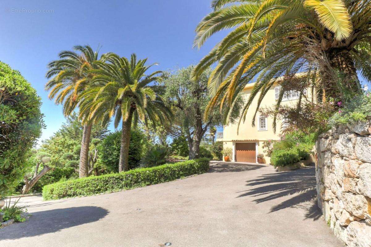 Superbe Maison de Maître avec Piscine et un Sublime Jardin Luxuriant !!! - photo 22