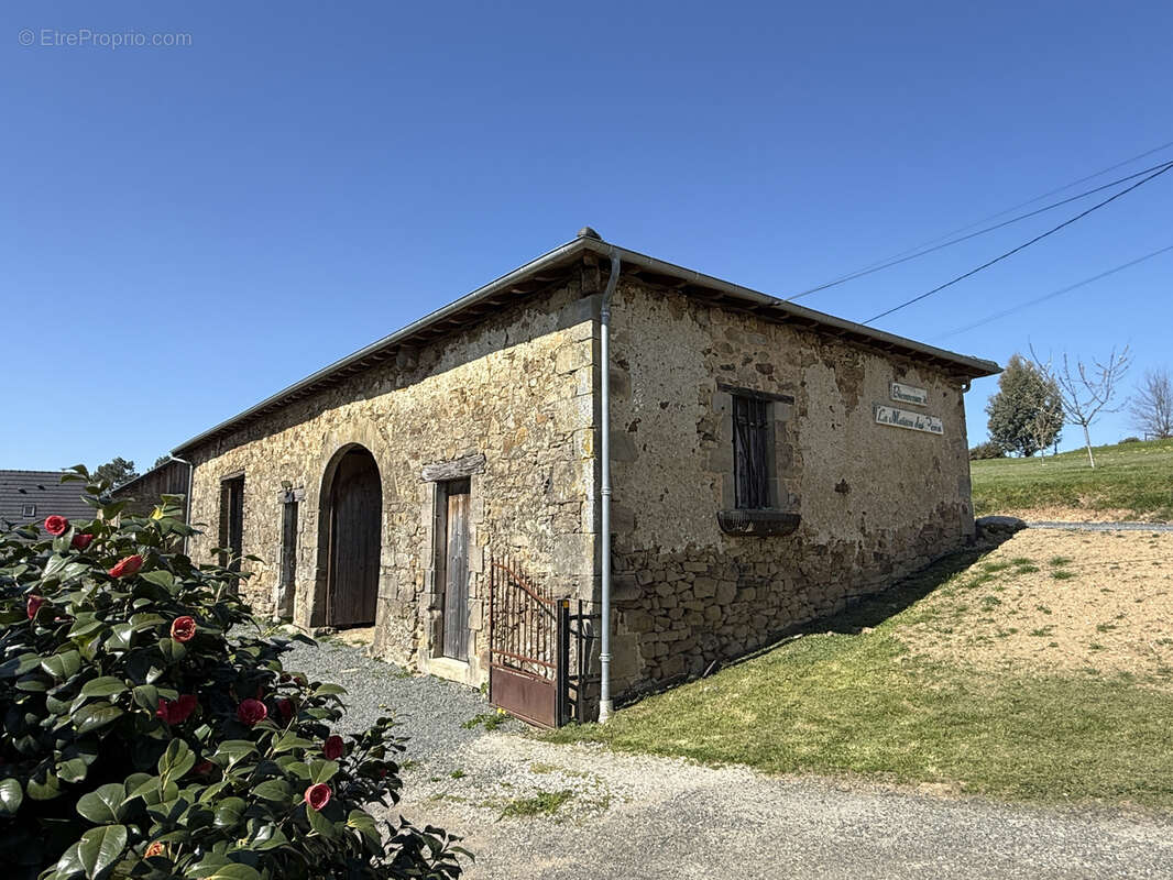 Propriete avec dependances et 11 ha de terrain - photo 3