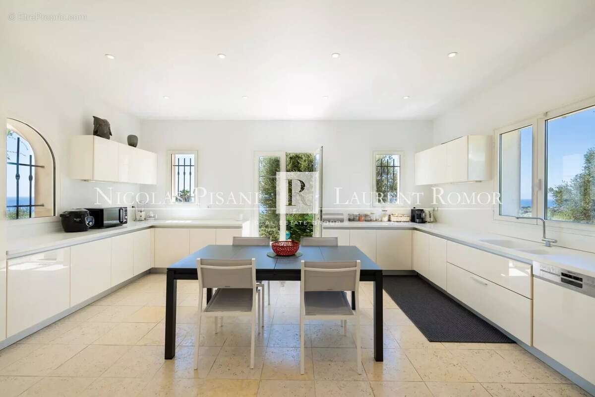 Splendide propriete a vendre a proximite de monaco - vue mer panoramique - terrain de 2 900 m² - piscine - calme - photo 8