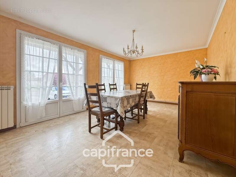 Maison de plain-pied 113 m² - 4 chambres avec fort potentiel à Tronchy - photo 3
