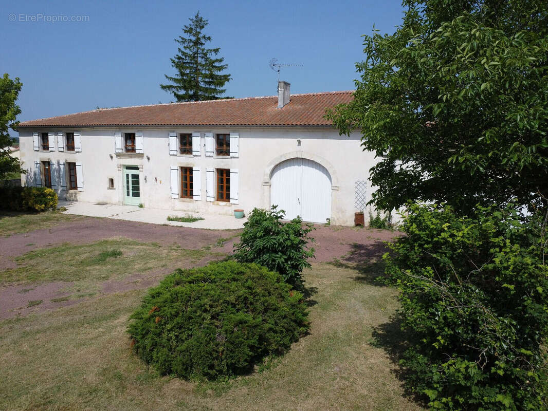 Maison à JARNAC-CHAMPAGNE