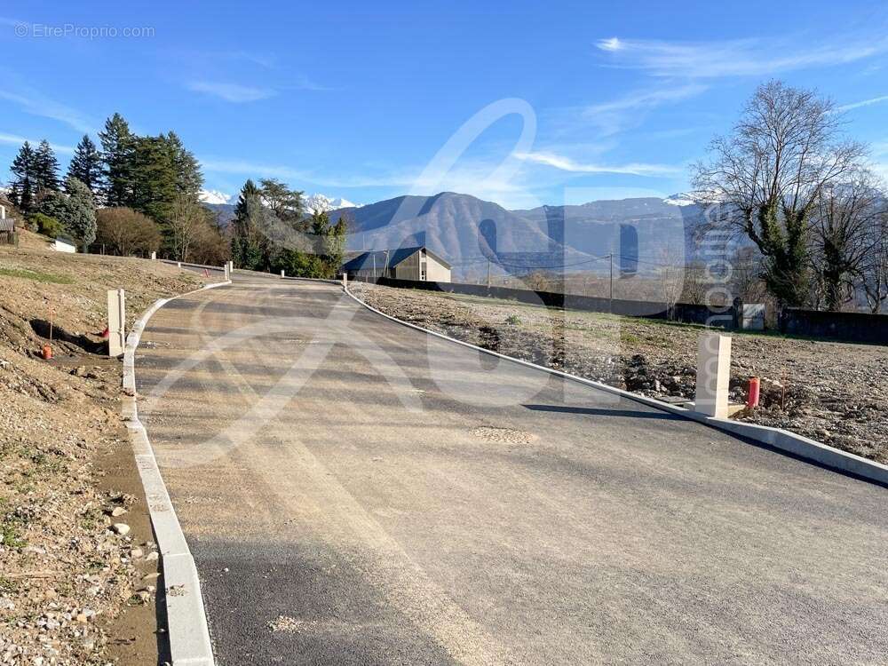 Terrain viabilisé (Lot 8) - Terrain à SAINT-PIERRE-D'ALBIGNY