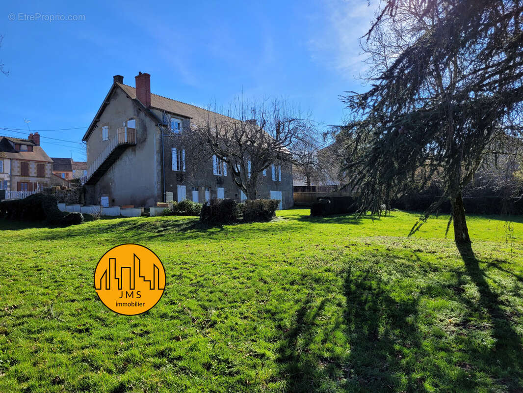 Maison à LE MONTET