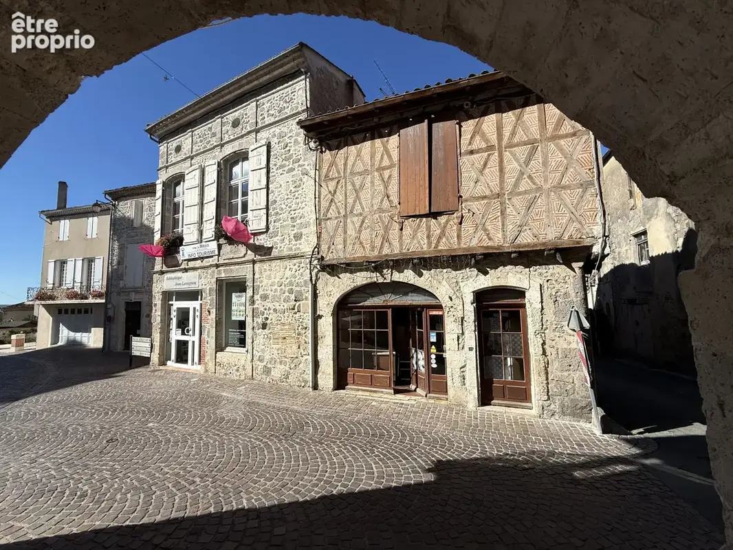 À VENDRE   Immeuble en centre-ville de Mézin avec potentiel d’aménagement - photo 3