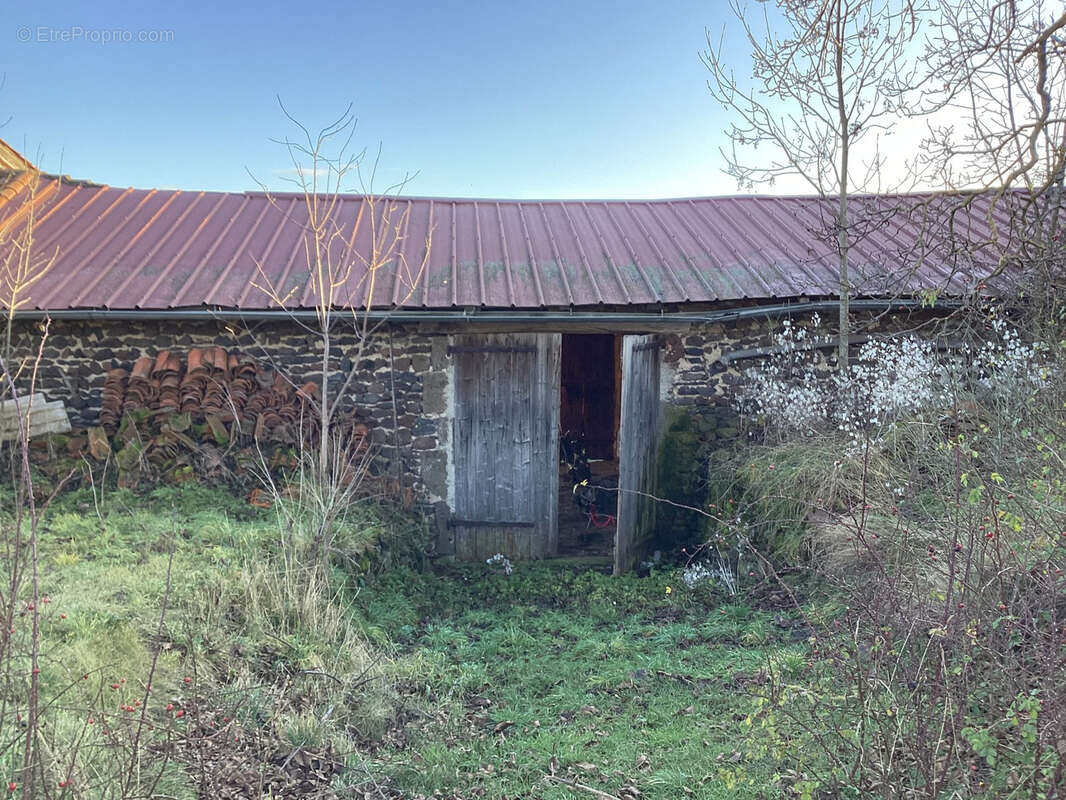 Ferme avec dépendances A RENOVER - sur terrain d'env 1200 m2 - photo 5