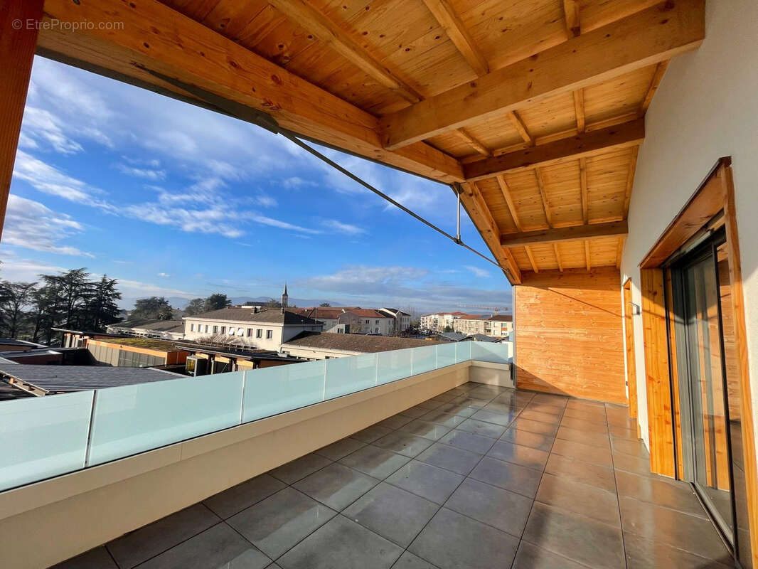 Appartement à LA TOUR-DE-SALVAGNY