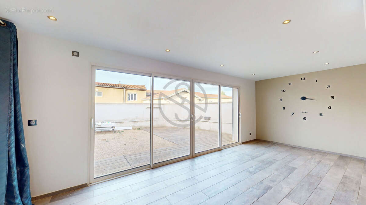 T3 bis - Centre Solaize - Terrasse 50m² ! - photo 6