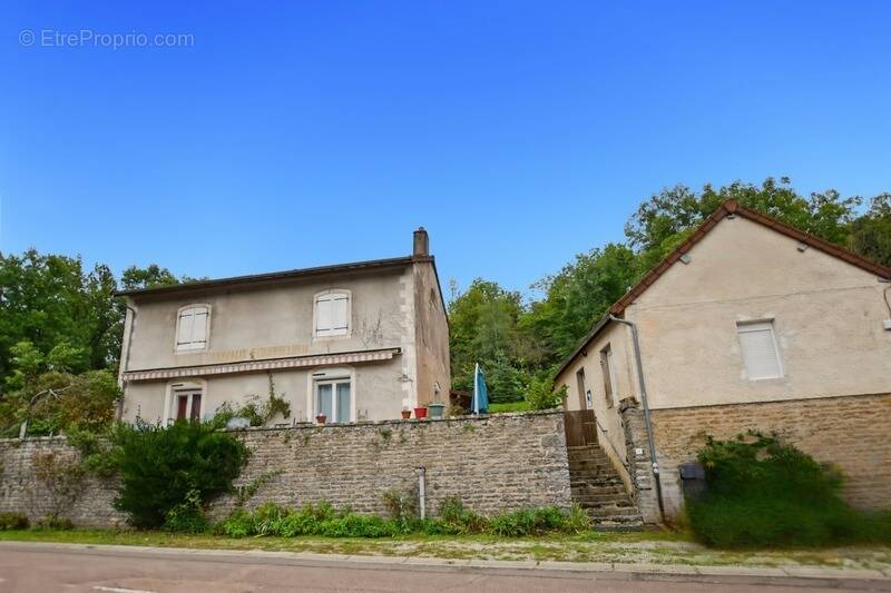 Maison à SAINT-SERNIN-DU-PLAIN