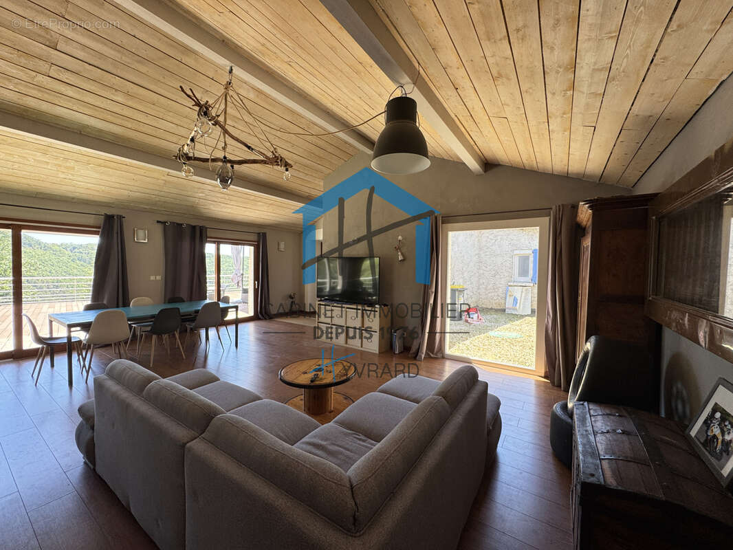 Maison familiale de 192 m2 au sol (155 m2 habitables) avec terrain de 1499 m2 - photo 4