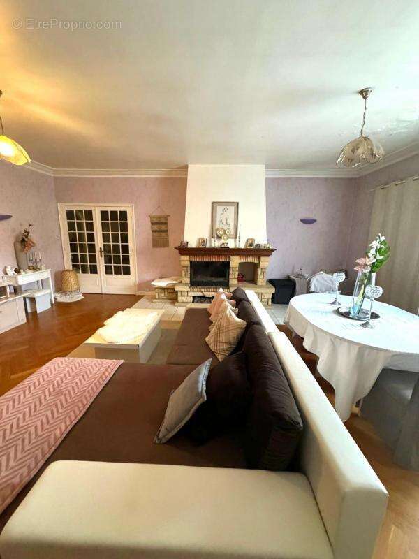 Appartement à LE CHAMBON-FEUGEROLLES