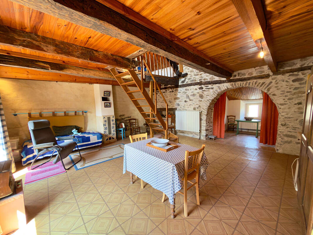 Ledergues - maison de caractère d'environ 150 m² - 6 pièces - 3 chambres - jardin - dépendances - photo 6