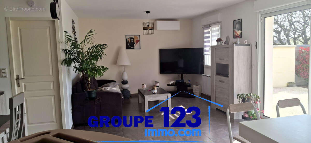 Pavillon contemporain de 2016, édifié sur un terrain clos et arboré de 480 m2. - photo 3