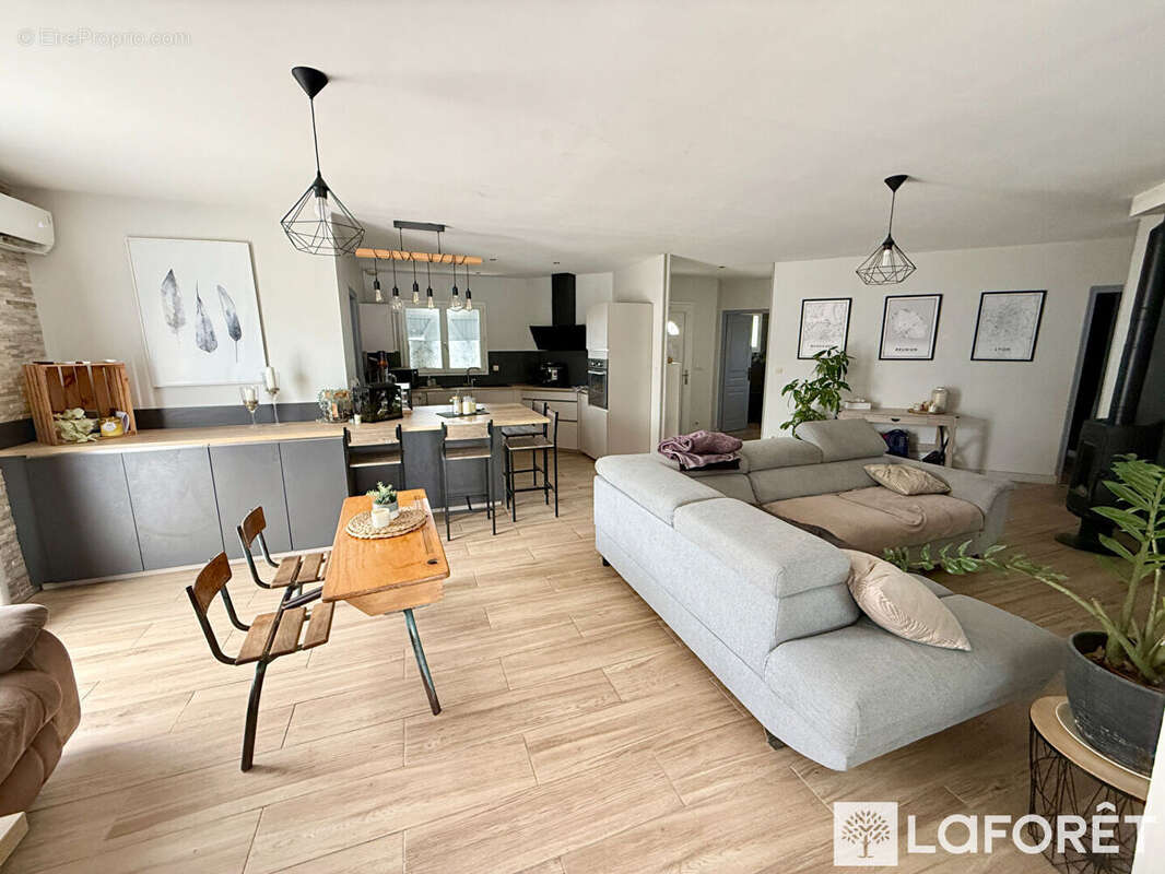 Maison familiale entièrement rénovée avec piscine - photo 2
