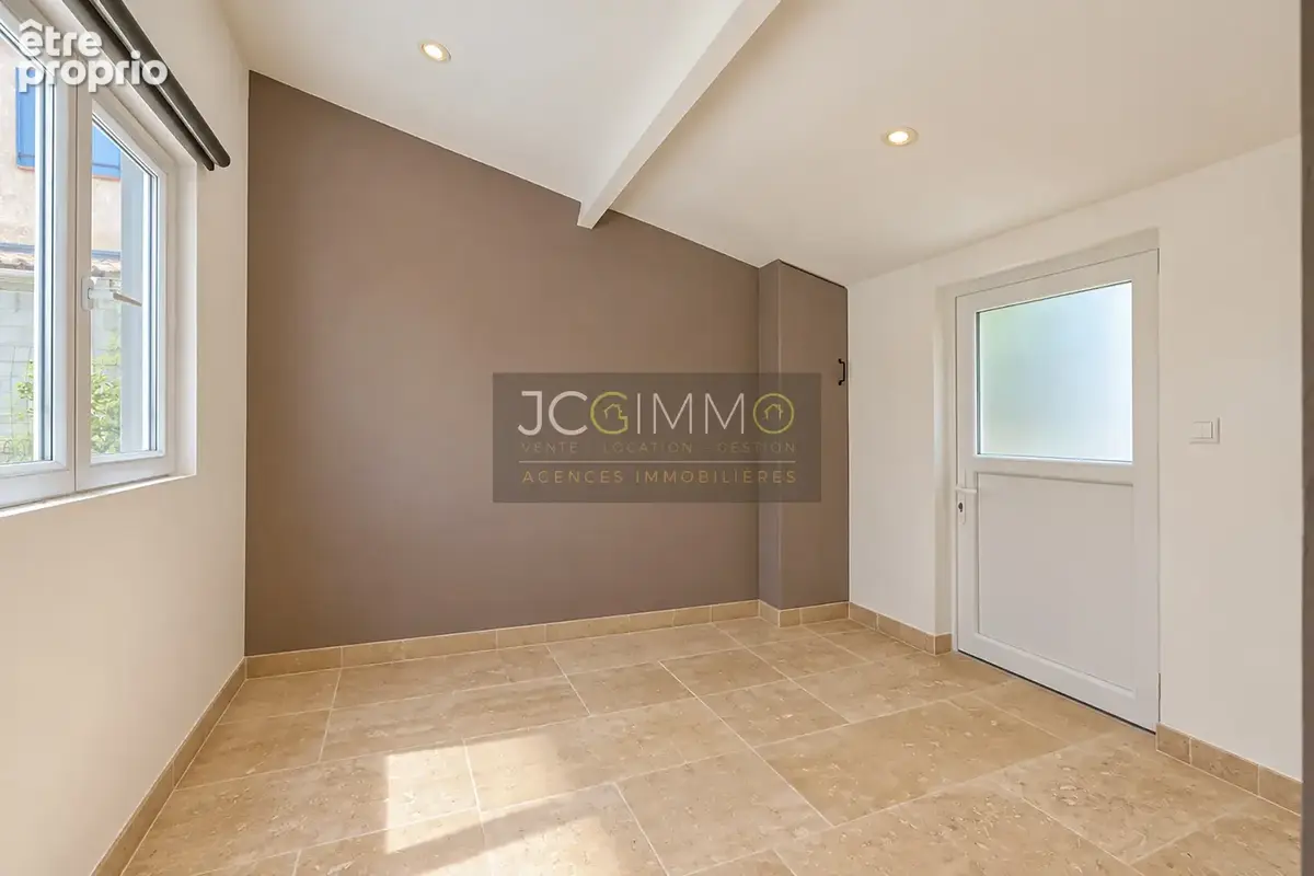 Une villa de plain-pied T5 avec piscine et garage ! - photo 16