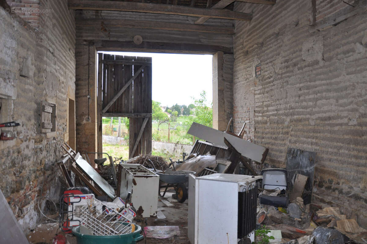 Maison en pierre et pisé à réhabiliter, avec grange et étables aménageables, sur 430 m2 de terrain - photo 14
