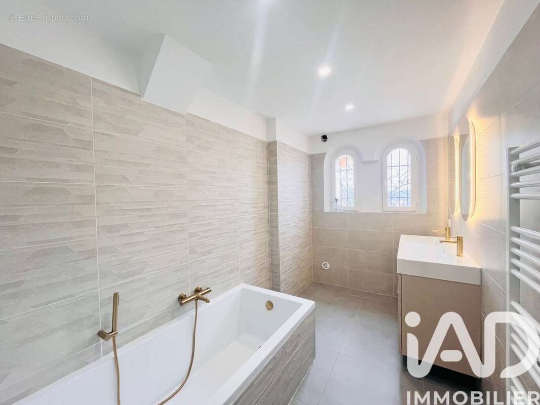 Photo 8 - Appartement à LA ROQUETTE-SUR-SIAGNE