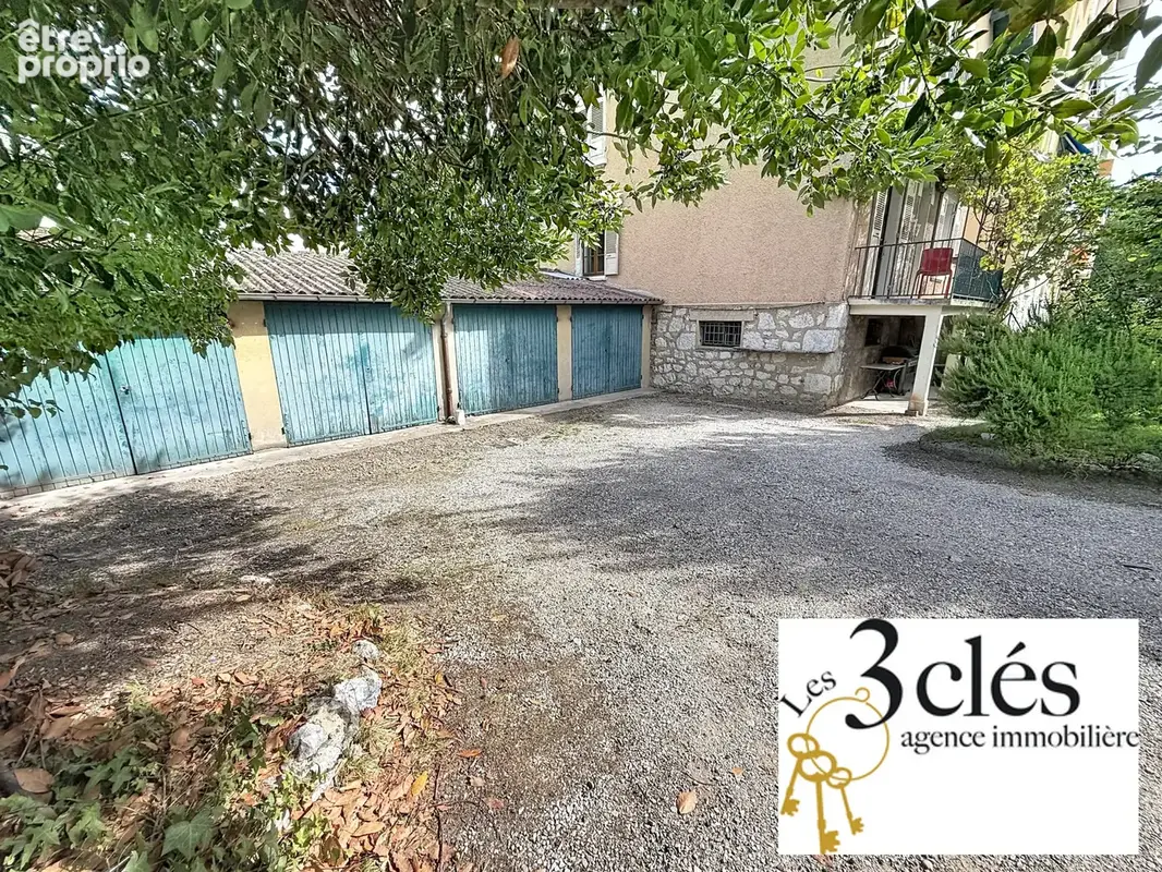 Maison des années 30   2 appartements indépendants   4 garages   terrain arboré de 480 m2 - photo 24