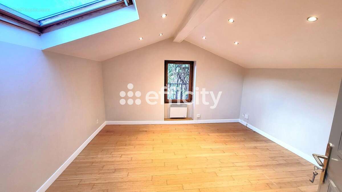 Maison à COLLONGES-AU-MONT-D'OR