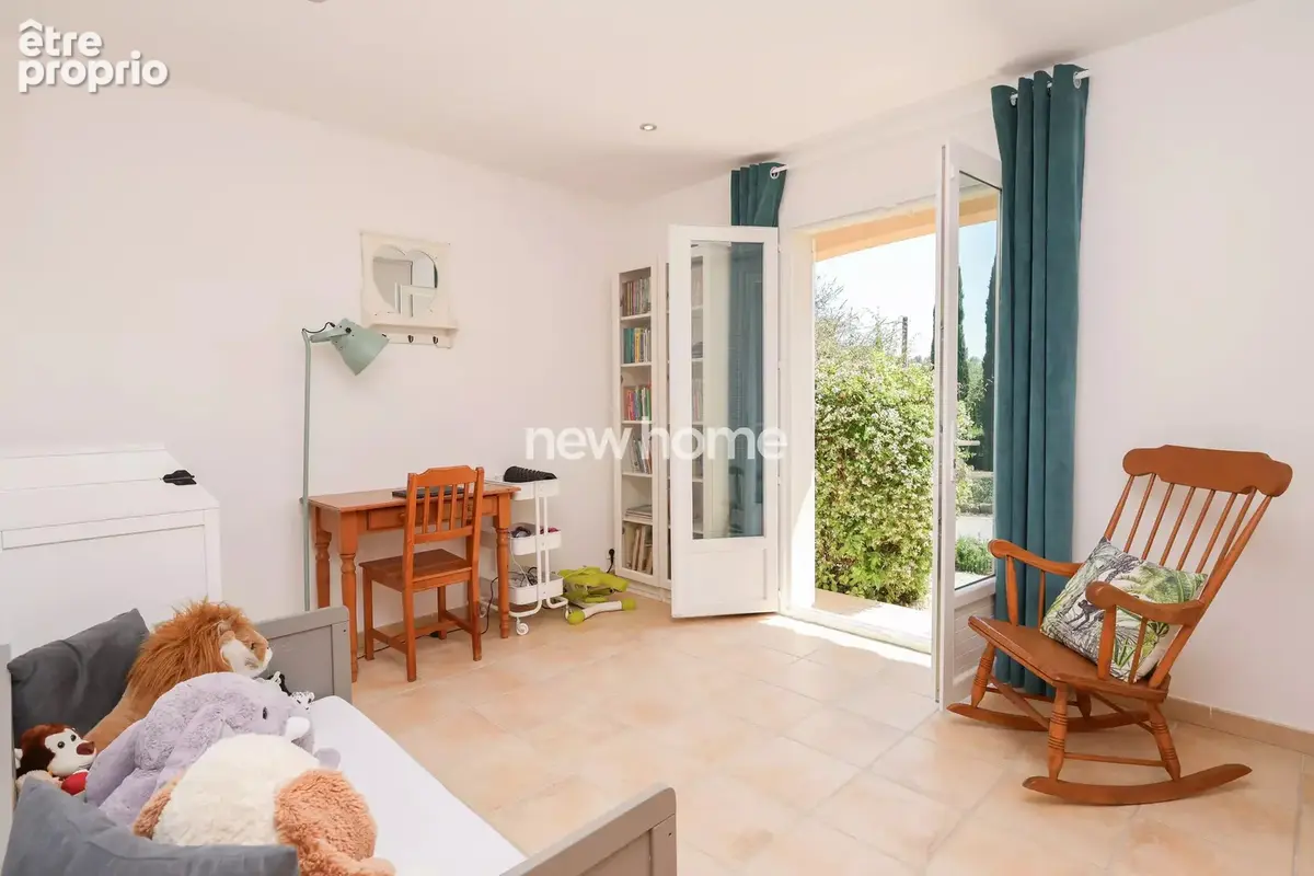 Villa de plain-pied et grande piscine - TBE - photo 25