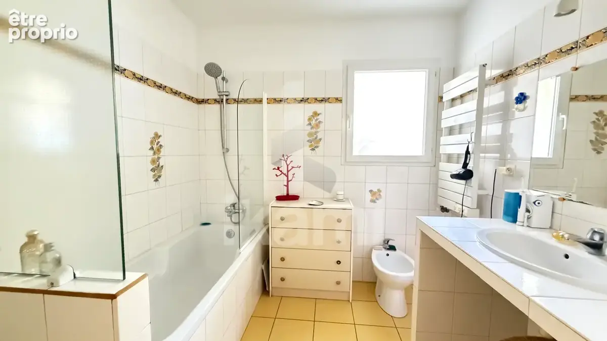 Salles   Élégante maison de plain-pied avec piscine dans un écrin de verdure - photo 9